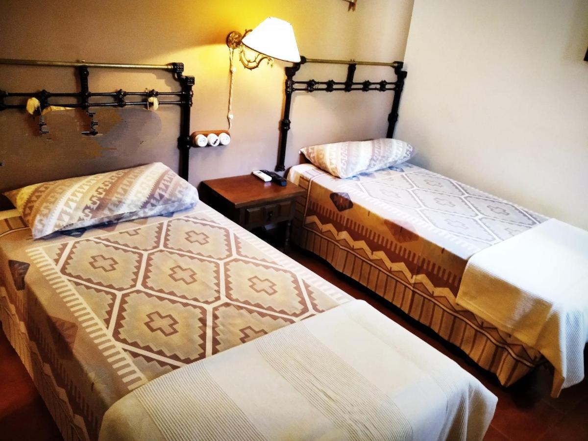 La Troje Oropesana Pension Buitenkant foto