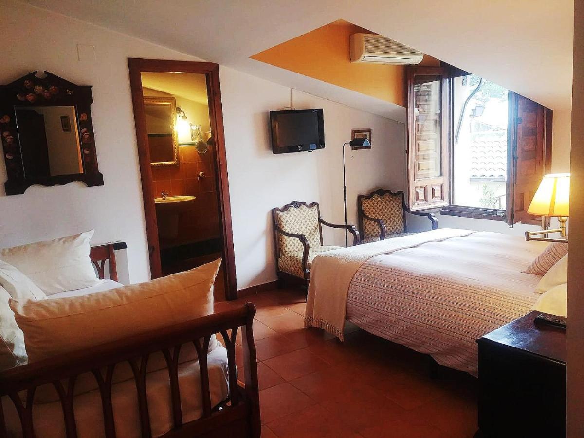 La Troje Oropesana Pension Buitenkant foto