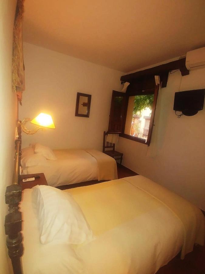La Troje Oropesana Pension Buitenkant foto