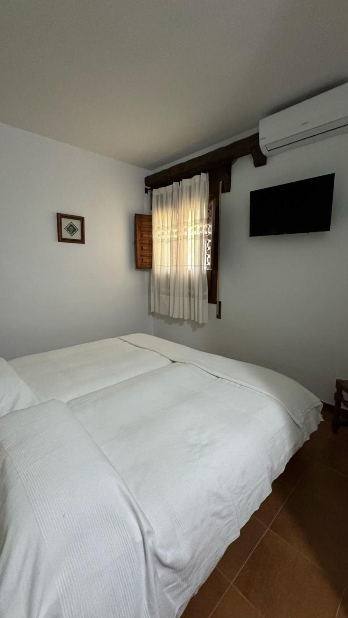 La Troje Oropesana Pension Buitenkant foto