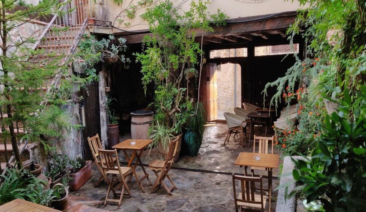 La Troje Oropesana Pension Buitenkant foto